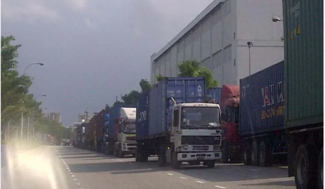 Figure 1-2 Container Trucks Queue At Terminal Gate In 