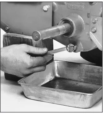 Figure 5-3:  Remove drain plug to draintransmission gear oil (also remove oil fillplug and oil level check plug).
