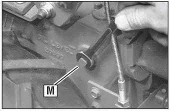 Figure 2-10:  Gear oil level check plug.