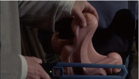 Figure 28: Pikul grabs a pod (Cronenberg 1999) 