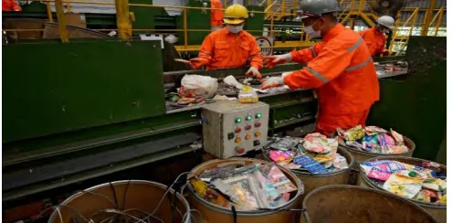 Figure 2.1: Labourers differentiate the waste manually [9] 