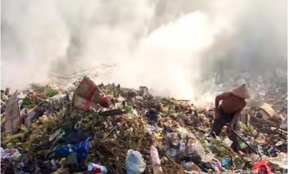Figure 1.1: Incineration of Waste Activity (Source: <http://www.hdindonesia.com/pojok/bahaya-membakar-  sampah>02/06/2015) 