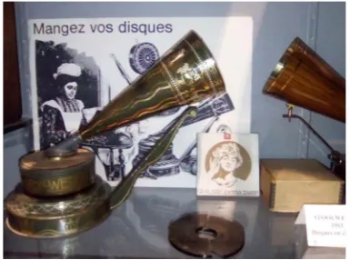 Figure 1.1 Stollwerck’s toy record player and chocolate record in the Phono Muséum Paris