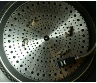 Figure 1.6 Illustrations of a patterned disc in relation to the resulting rhythm after one complete disc rotation, which can be interpreted as a 4/4 rhythm.