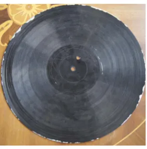 Figure 1.7 Record with off-centred hole by Vinyl -terror & -horror.