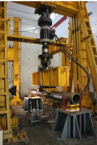Figure 2. Details loading scheme and LVDT locations for deflection measurements during the fracture test    on the specimen
