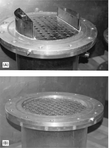 Figure 1(A) Sieve ray with downcomer in a 30 cm diametercolumn. (B) Dual-flow tray in a 30 cm diameter column.