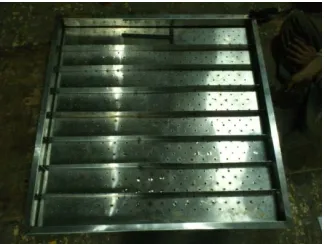 Figure 2: (1) adsorbent bed, (2) supporting plate and fins, (3) hole for flow of methanol vapour, (4) extension for temperature measurement  