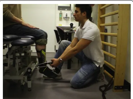 Figure 2 Clinical assessment of muscular isometric kneeextension strength using a modified hand-held dynamometer.