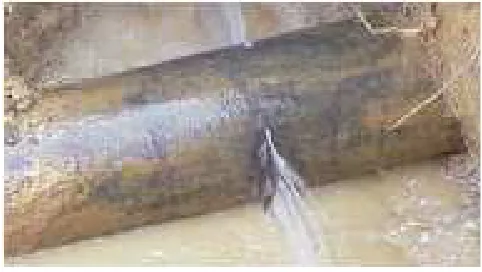 Figure 2.9 Circumferential Break in a Cast Iron Pipe (WSAA 2003) 