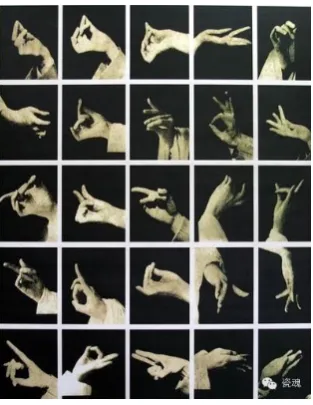 Figure 3: Mei Lanfang and Chen Bohua exchange their experience about finger gestures Picture from Album of Mei Lanfang acting art, Memorial hall of Mei Langfang, 2002 