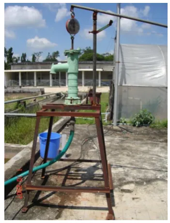 Figure 1(a) Experimental setup of the hand pump fitted with a 54-L MS secondary water sump  
