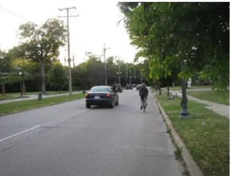 Figure 2-6: Wide Curb Lane (Source: Mead et al., 2014)  (Photo Courtesy: James and Gilbert, 2012) 