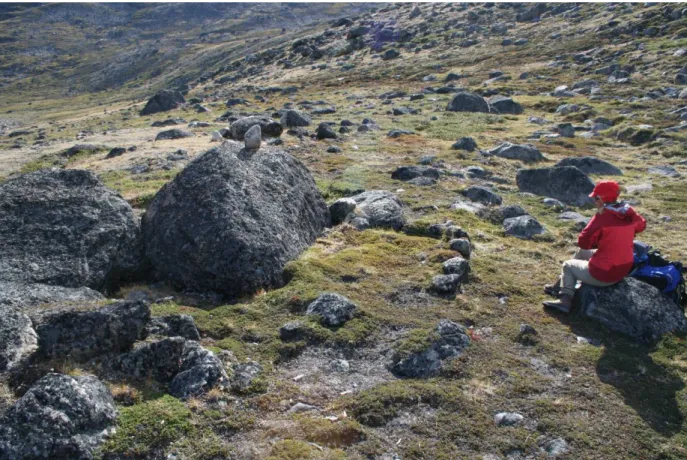 Fig. 9: Hunter’s bed and cairn by Tasersiaq. 