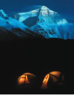 Figure 20-5 Mt. Everest, apeak in Asia, is currently thehighest mountain on Earth.It is underlain by a verydeep crustal root that supports its mass.