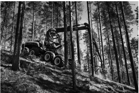 Fig. 3 Komatsu 911.5 X3M, for example, can be fitted with four independently suspended »high-drive« tracks (photo from Komatsu Forest)