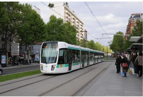 Figure 4-1.  Tram and overhead line in Paris (source: Trivector). 