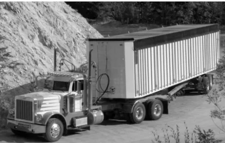 Fig. 1 A 13.7 m drop center 5th wheel chip van being loaded on a forest road in Lane County, OregonSlika 1