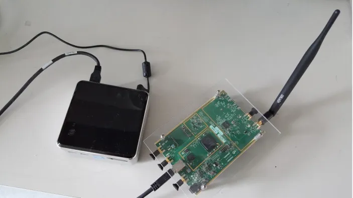 Figure 3.2: Intel NUC (Left) and Ettus VERT900 antenna connected with Ettus B200 (Right) 