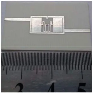 Figure 3. Extracted external quality factor (with varieddash line:Qe) lt and D. (Solid line: D = 0.4 mm; D = 0.5 mm).
