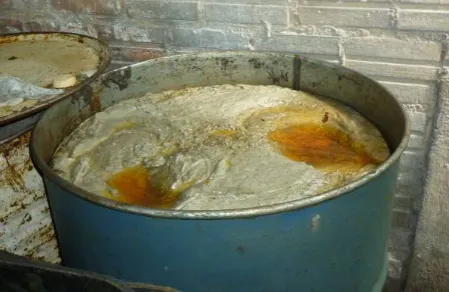 Figure 5. Agate sludge with oil from cutting machines. 