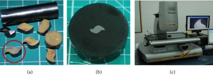 Figure 2. (a) Transversal tool sections obtained by WEDM cutting. (b) Section sample after be-ing prepared for metallographical inspection