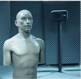 Figure 4.7: KEMAR manikin with a speaker positioned at 220◦ in the laboratory.