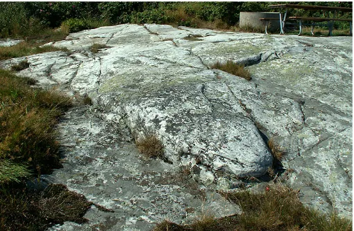 Figure 7. Fractured rock-carvings (yellow dots) and sites of bedrock fracturing analyses (blue dots [8]-[10])