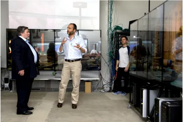 Figure 5.2.: The author demonstrating Extempore and the Physics Playroom to SteveWozniak