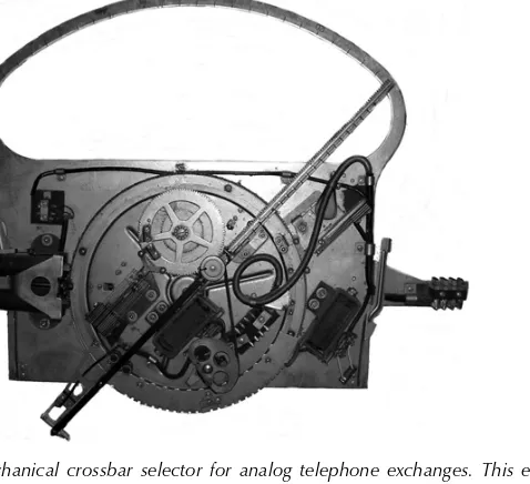 Figure 1.4An electromechanical crossbar selector for analog telephone exchanges. This element is able tohandle 25 angle positions, and the connector of the arm can be adjusted to 22 different lengths, that is, theelement could deliver 25 × 22 = 550 phone c