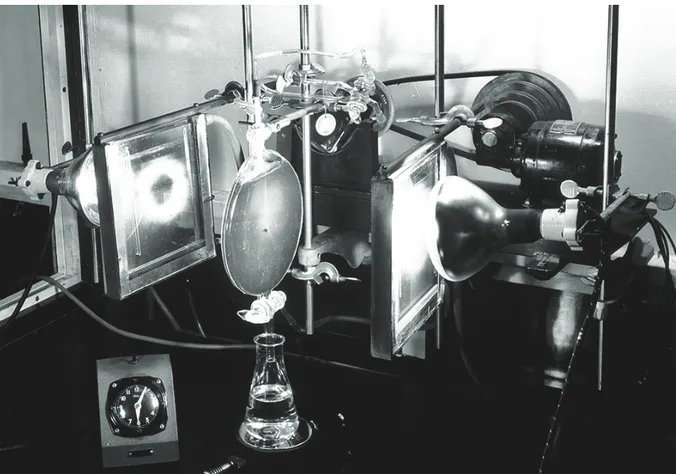 Figure 1 Calvin’s lollipop apparatus consisted of a hollow disc-shaped flask with strong lights on each side