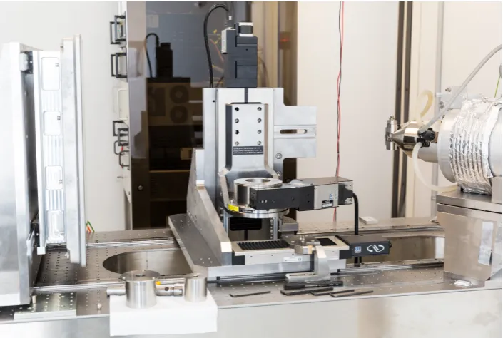 Fig. 1.5: Photo of a Newport mechanical stage, in between the detector andthe source, used at the ANU CTLab, (machine name: ANU1, see section 1.2.5).The background is the XPS motion controller that controls the movement ofthe stage.
