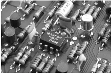 Figure 11.1 :    A typical operational ampliﬁ er. This device is supplied in an 8-pin dual-in-line (DIL) package