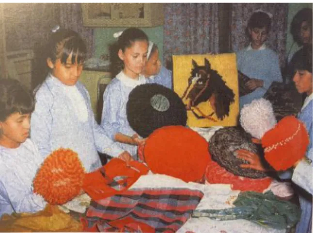 Figure  8  Young  Qatari  girls  undergoing  stitching  classes  in  school  photographed  in  by  Matara, Al-Arabi Magazine, 1970, page 97