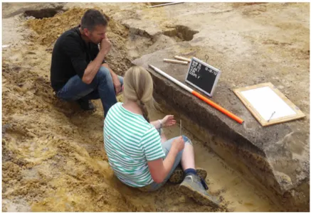 Figure	
  4:	
  A	
  student	
  was	
  explaining	
  the	
  composition	
  of	
  soil	
  to	
  one	
  participant