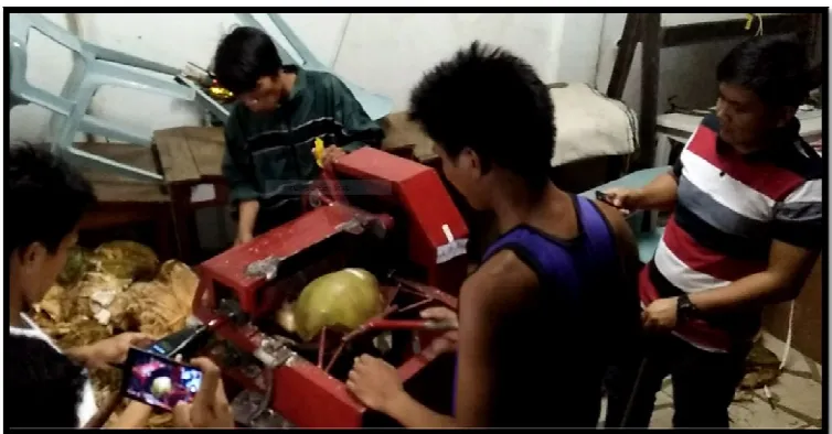 Figure 2.Actual dehusking operations of the machine during the final tests conducted by the researchers 