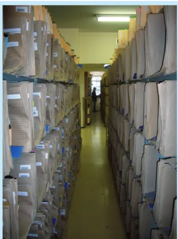 Fig. 4. One of several hallways filled with X-ray packets and files. An archiv- archiv-ing clerk is searcharchiv-ing for the correct packet.