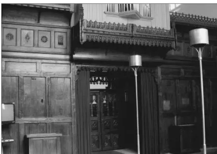 Fig. 3. King’s College Chapel screen,west side, 2004.This shows the plainmedieval panels and the three covedcanopies.