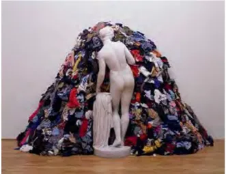 Figure  4:  Michelangelo  Pistoletto,  Venus  of  the  Rags,  1967,  1974,  marble  and textiles, dimensions variable, Tate Modern. 