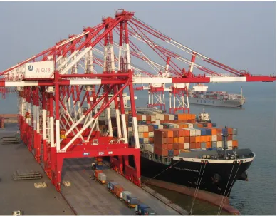 Figure 2.5Quay cranes working on a container vessel