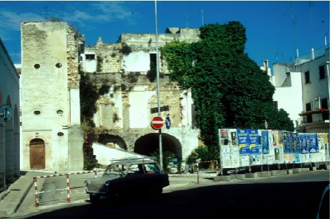 Fig. 10. Buildings involved in cases of subsidence at Largo PortaGrande (photo taken in 1999).