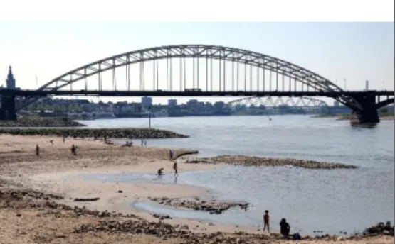 Figure  B  1:  2011  drought  on  the  River  Rhine  near  Nijmegen (photo Ronald Puma; ronaldpuma.nl) 