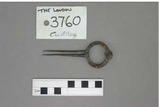 Fig 17: SF3760: Navigational dividers. Single  handed dividers. Each arm with convex-arched top  of  2  flat rectangular-sectioned strips, moving  through each other when opening