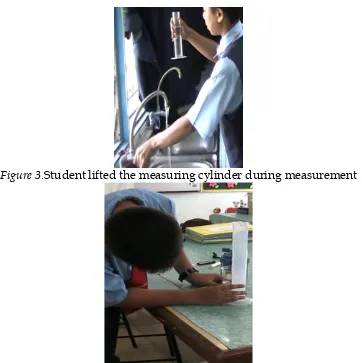 Figure 3. Student lifted the measuring cylinder during measurement 