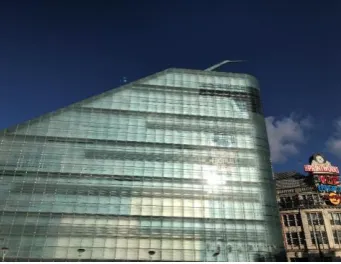 Figure 6.1.5  Storey demarcation given by darker glazing panels.  Image shows four panels in-between each storey 