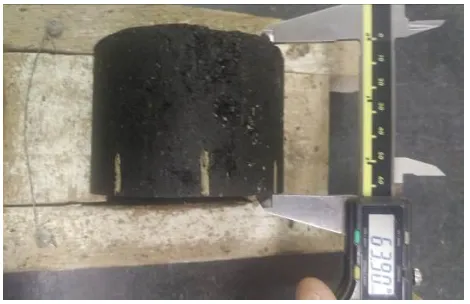 Figure 2 Direct measurement on thickness of a Marshall sample 