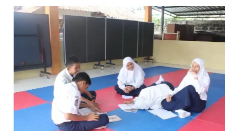 Figure 6 - Poetry writing discussion outside the classroom 