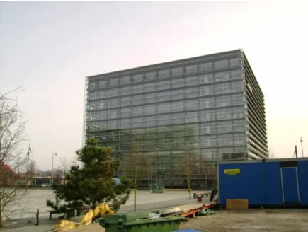 Figure 3.  The glasshouse looks like a solid surface in an empty space, even though we are close to the urban core