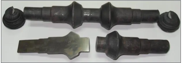Fig. 7. Numerically determined temperature (top) and damage function according to Cockroft-Latham criterion (bottom) in longitudinal section of drive shafts produced by rolling using double configuration