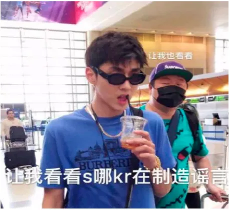 Figure 8. Meme created about Kris Wu: The man on the left asks,and the caption above Kris Wu on the right is his reply, ‘How many hotdogs do you want?’, ‘skr (四根儿)’ (si ger ‘four long and thingobjects’).